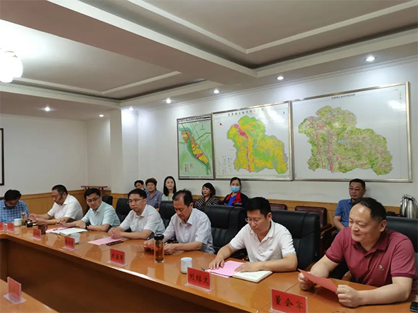 副區(qū)長穆洪軍到張夏街道參加青島理工大學與濟南華泰環(huán)?？萍加邢薰井a(chǎn)學研合作簽約揭牌儀式