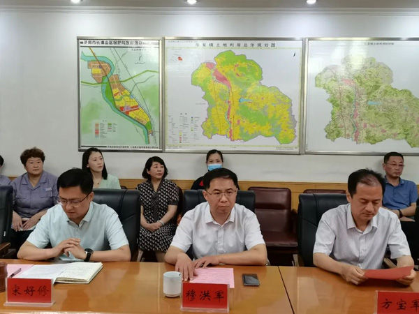 副區(qū)長穆洪軍到張夏街道參加青島理工大學與濟南華泰環(huán)?？萍加邢薰井a(chǎn)學研合作簽約揭牌儀式