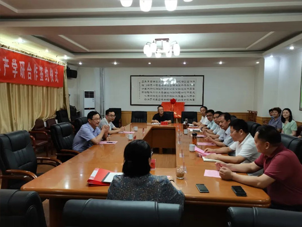 副區(qū)長穆洪軍到張夏街道參加青島理工大學與濟南華泰環(huán)?？萍加邢薰井a(chǎn)學研合作簽約揭牌儀式
