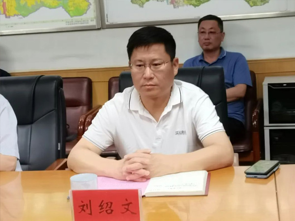 副區(qū)長穆洪軍到張夏街道參加青島理工大學與濟南華泰環(huán)?？萍加邢薰井a(chǎn)學研合作簽約揭牌儀式