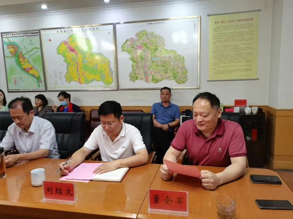 副區(qū)長穆洪軍到張夏街道參加青島理工大學與濟南華泰環(huán)?？萍加邢薰井a(chǎn)學研合作簽約揭牌儀式