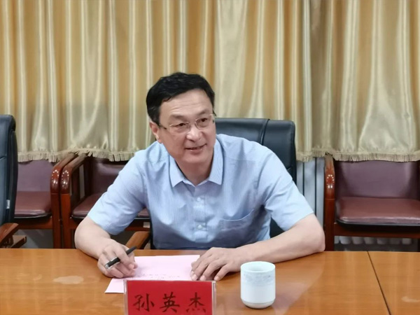 副區(qū)長穆洪軍到張夏街道參加青島理工大學與濟南華泰環(huán)?？萍加邢薰井a(chǎn)學研合作簽約揭牌儀式