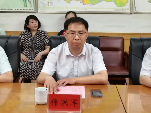 副區(qū)長穆洪軍到張夏街道參加青島理工大學與濟南華泰環(huán)?？萍加邢薰井a(chǎn)學研合作簽約揭牌儀式